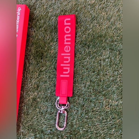Lululemon ❤️ Collective Pinnacle Plus Red “Never Lost Keychain” - Picture 3 of 9